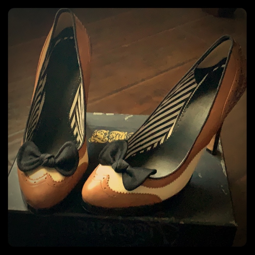 L.A.M.B. Spectator Pumps Size 9.5